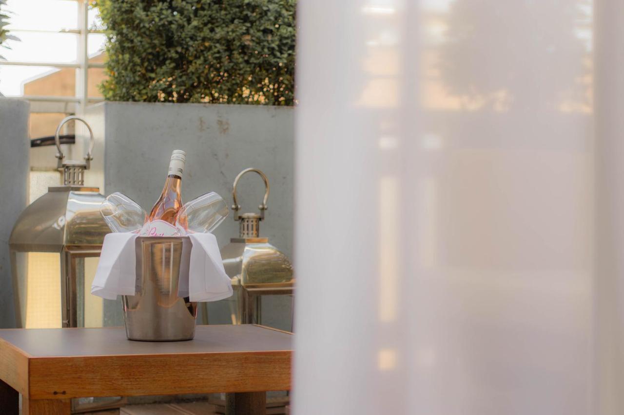 Sanderson Londra Exterior foto Champagne bottle in a cooler