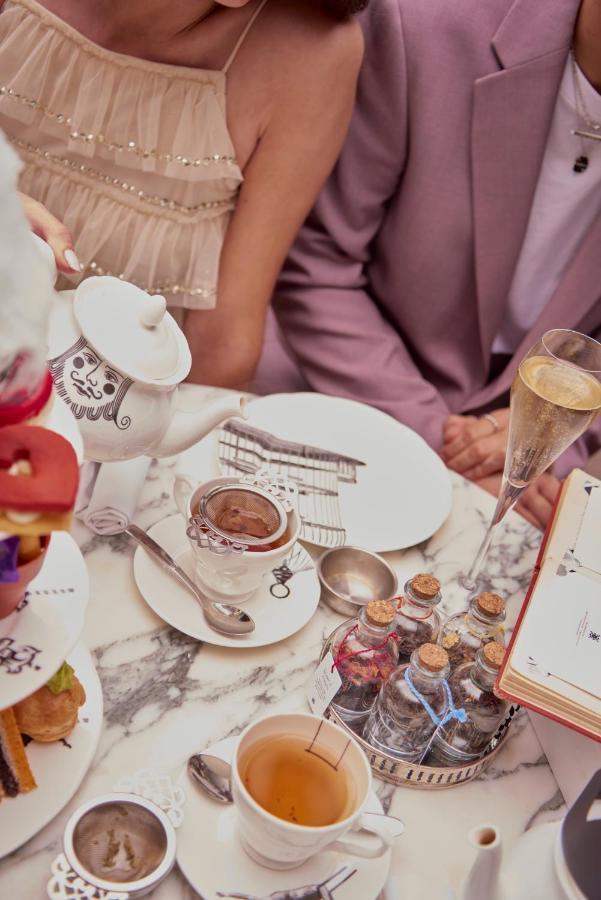 Sanderson Londra Exterior foto Hot chocolate at the Café de Paris