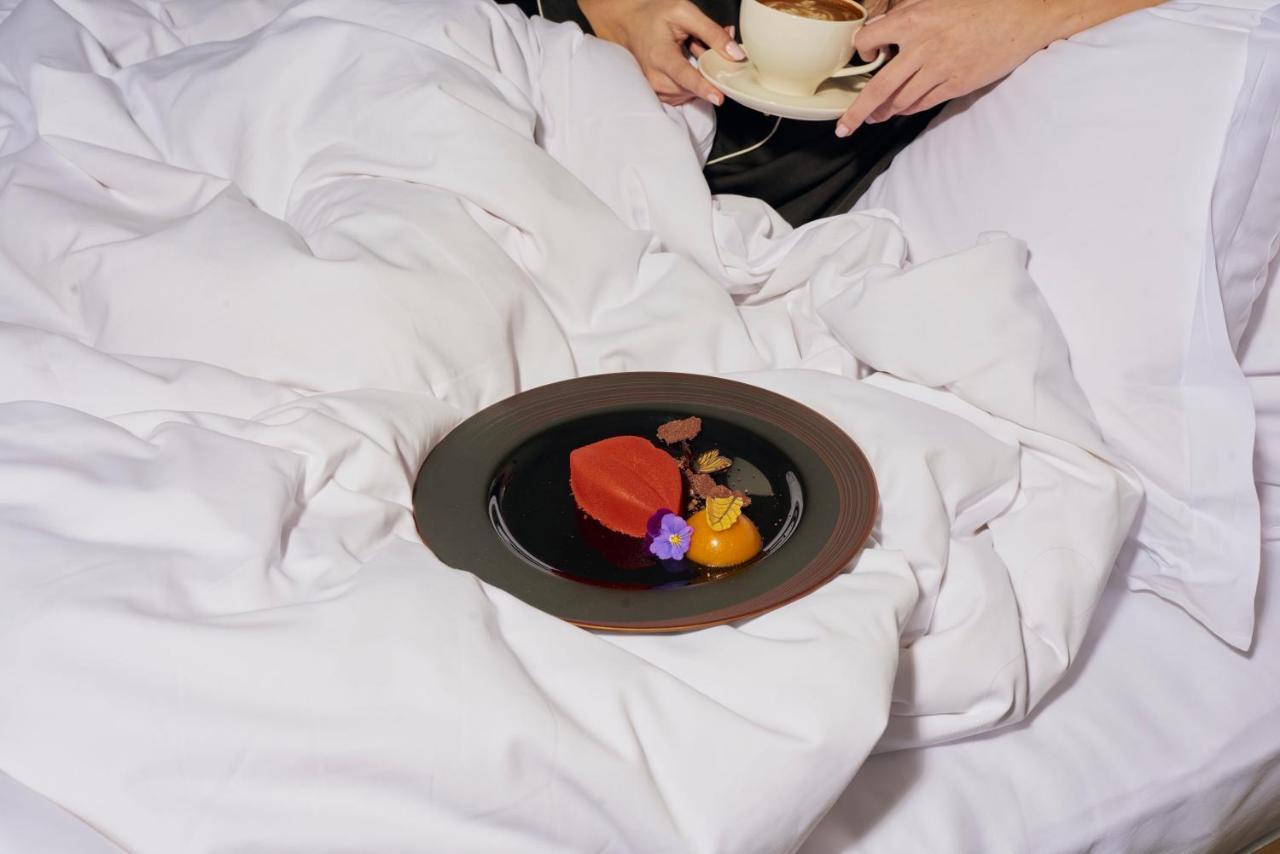 Sanderson Londra Exterior foto A woman eating a heart-shaped dessert