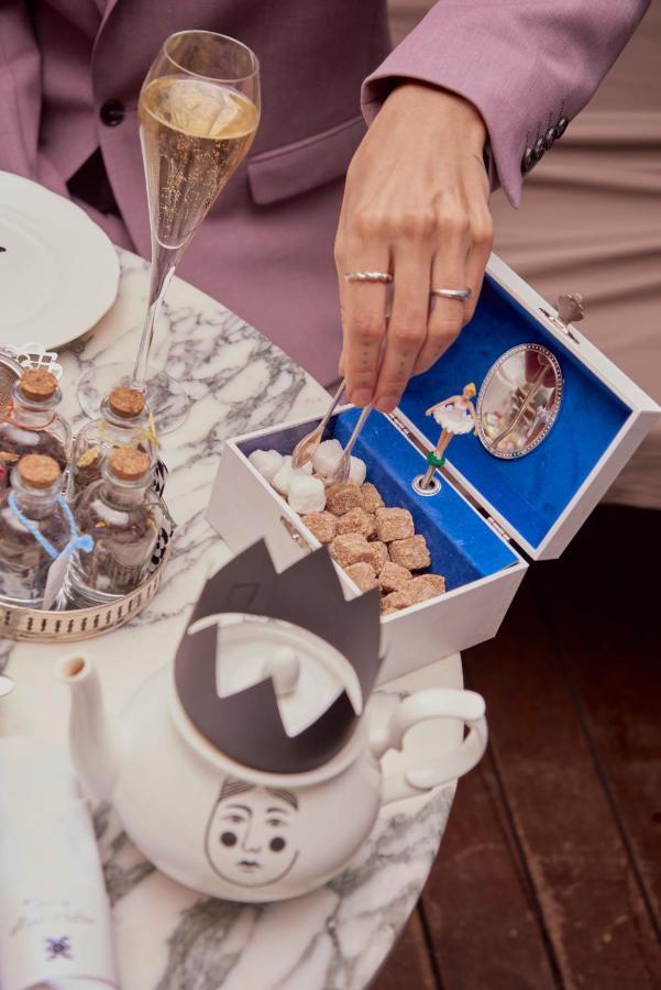 Sanderson Londra Exterior foto A woman using a sugar cube to clean a mirror