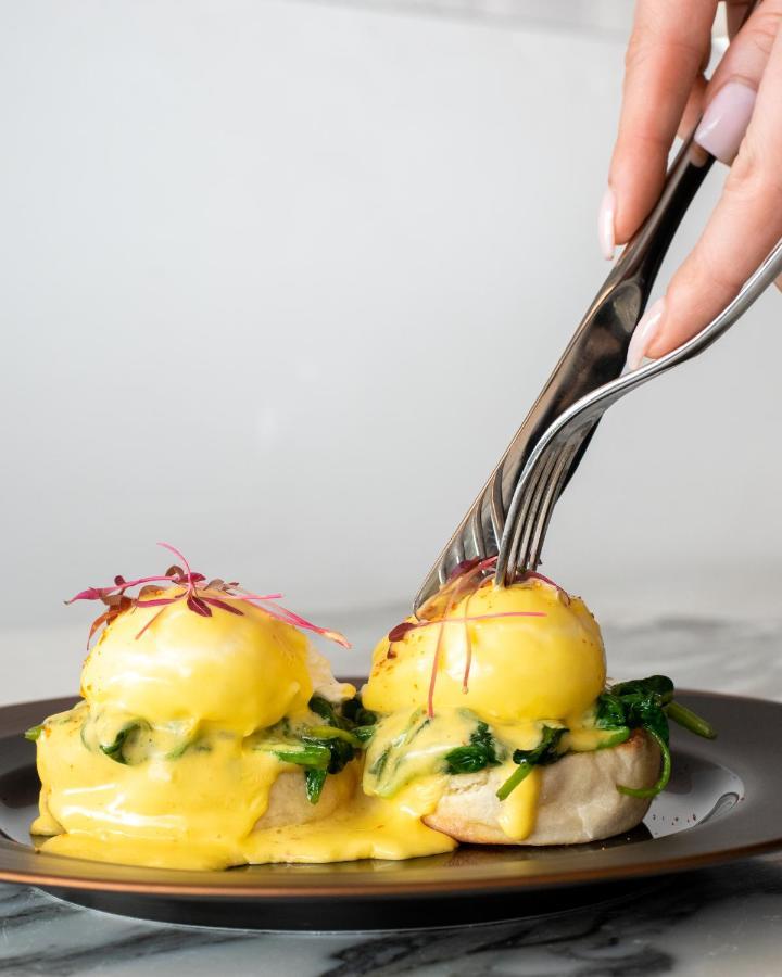Sanderson Londra Exterior foto A fork being used to cut food