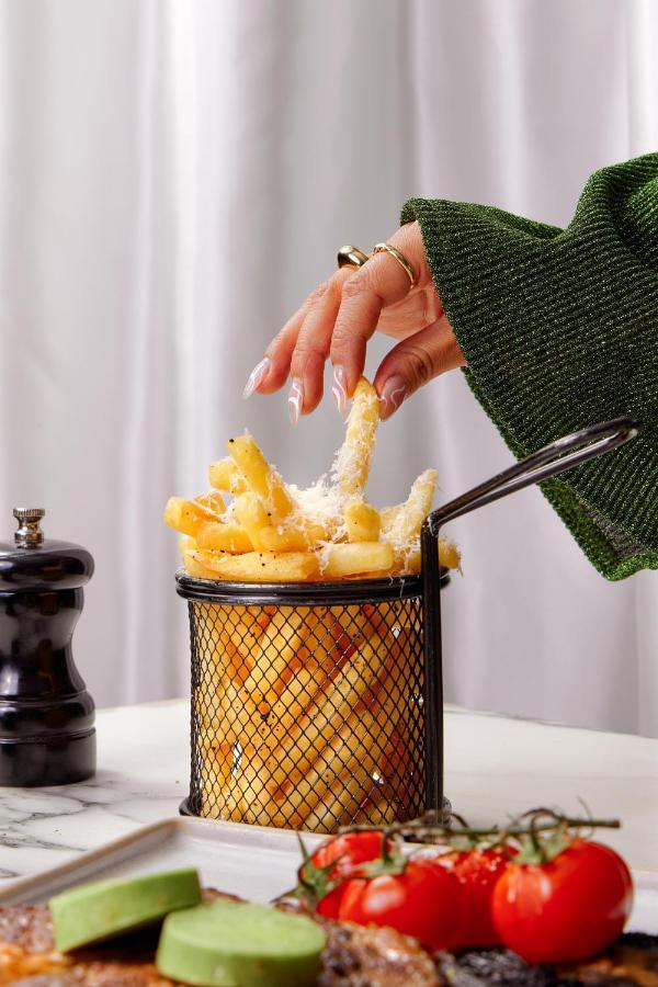 Sanderson Londra Exterior foto Parmesan cheese being sprinkled on chips