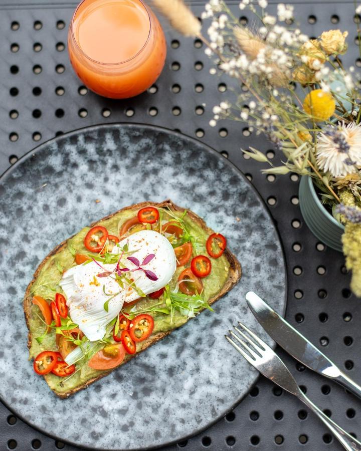 Sanderson Londra Exterior foto Avocado on toast with poached eggs