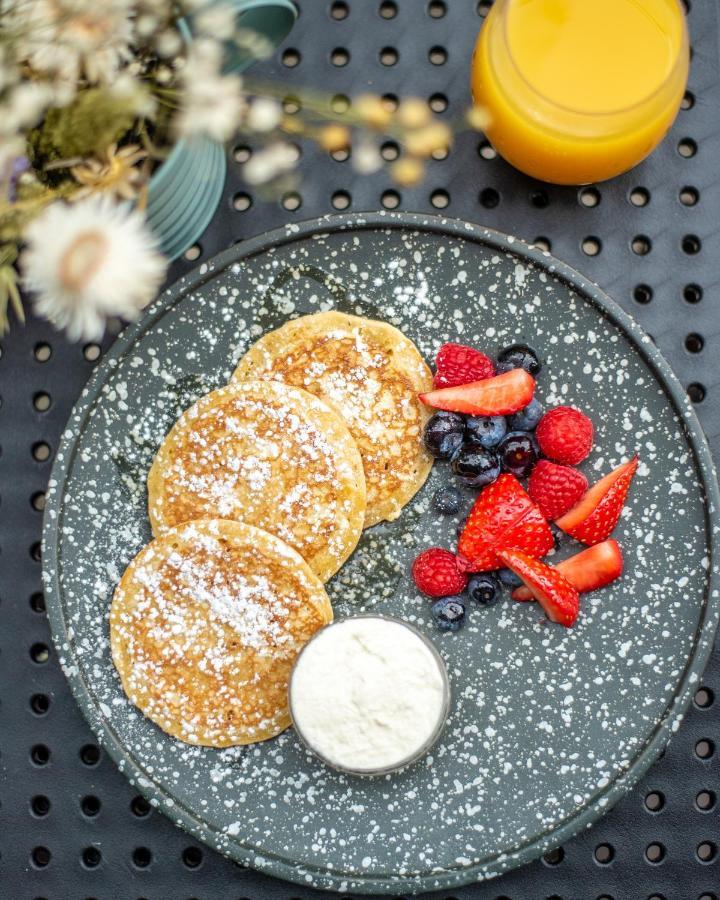 Sanderson Londra Exterior foto Pancakes with fruit