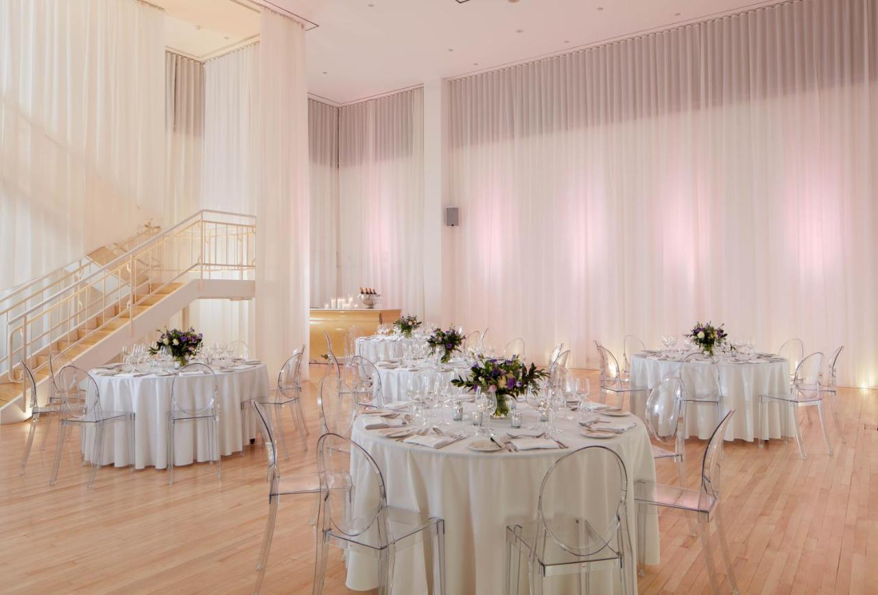 Sanderson Londra Exterior foto The interior of the ballroom