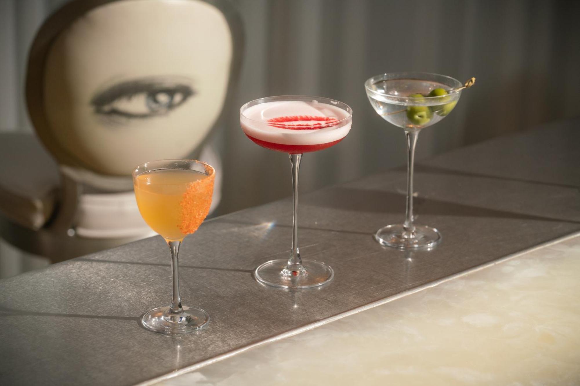 Sanderson Londra Exterior foto Cocktails at the bar