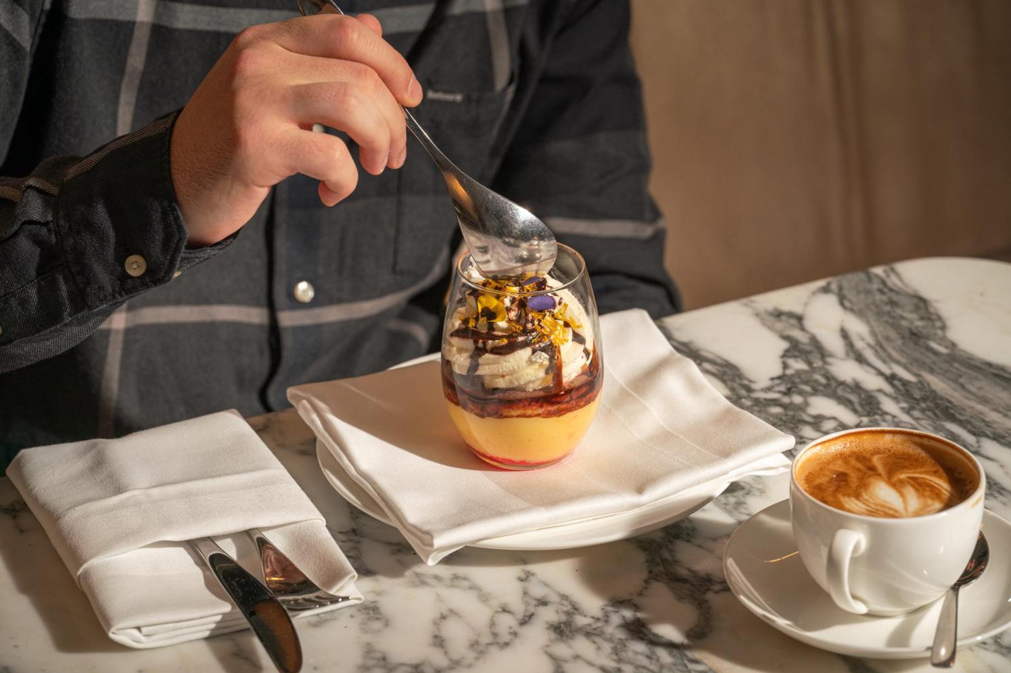 Sanderson Londra Exterior foto A man eating a dessert