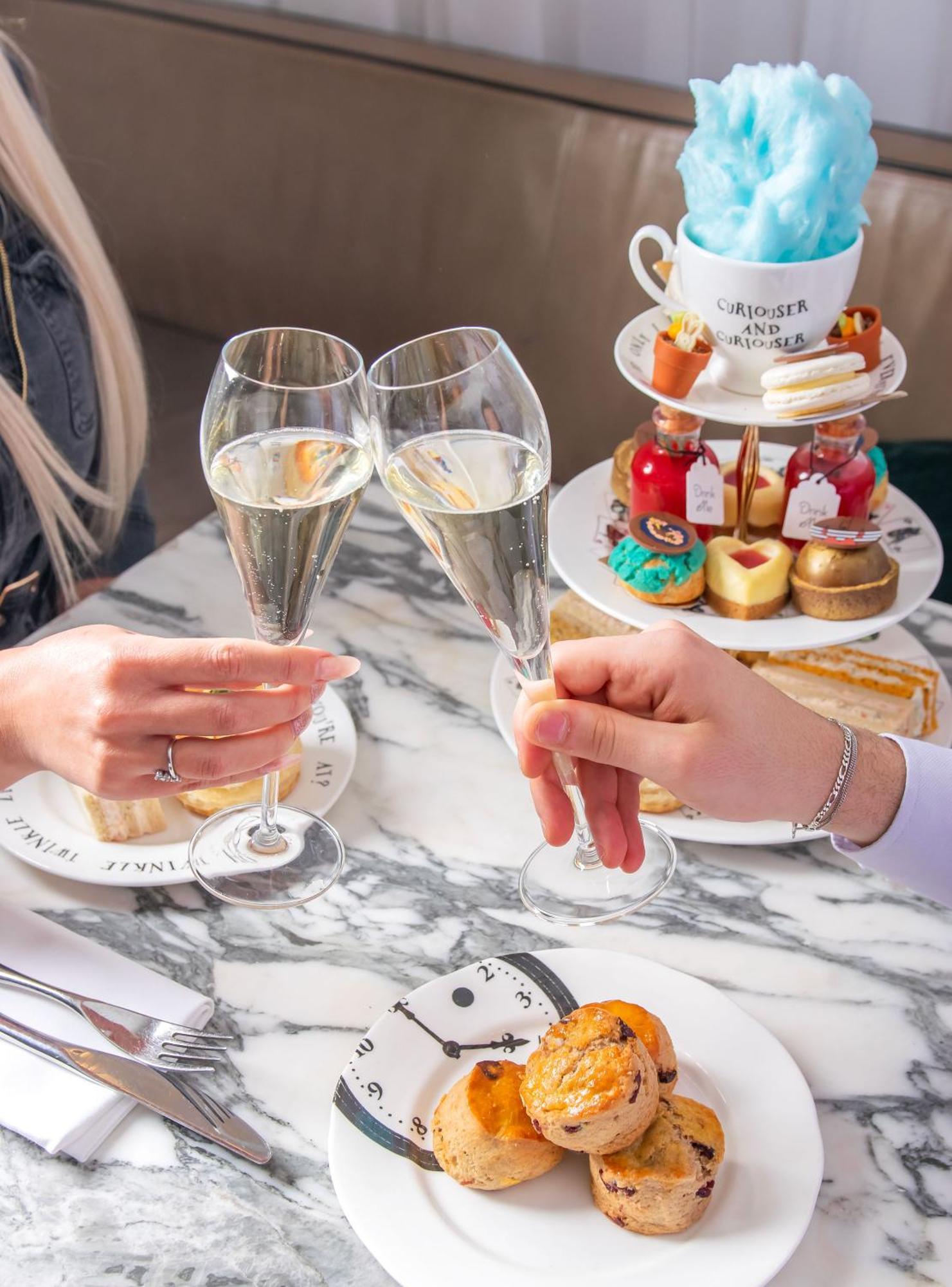 Sanderson Londra Exterior foto Champagne and afternoon tea