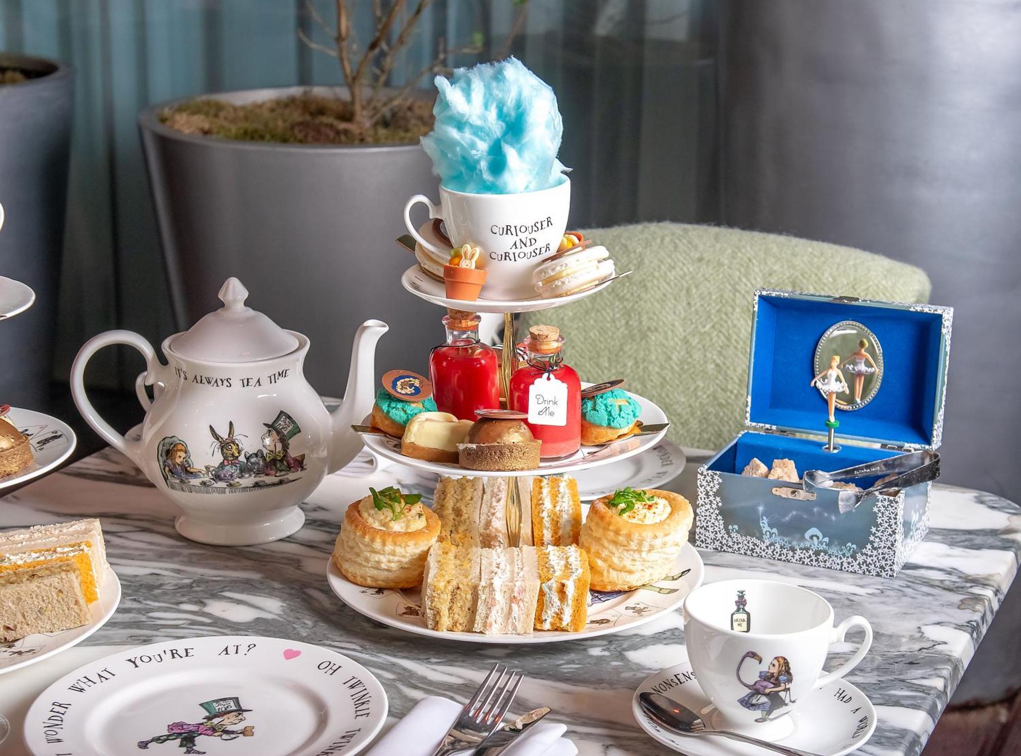 Sanderson Londra Exterior foto Afternoon tea at the St Pancras Renaissance Hotel, London